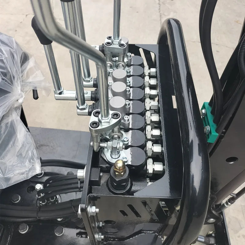 Fast delivery 800kg earth moving machinery garden mini crawler excavator factory shipment